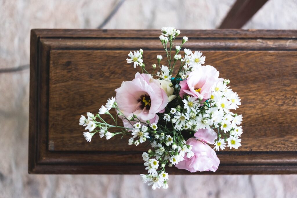 Blommor pa kista begravning