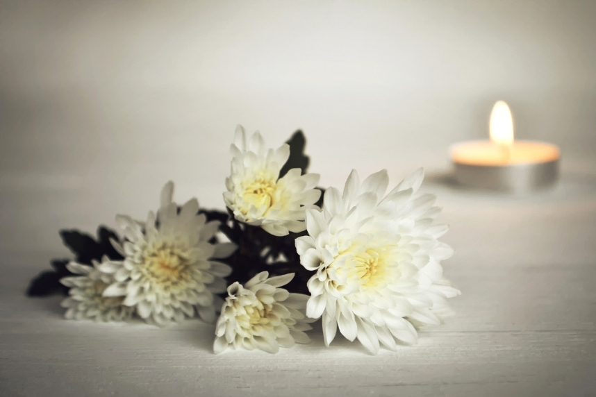 Blommor vid en videosänd begravning
